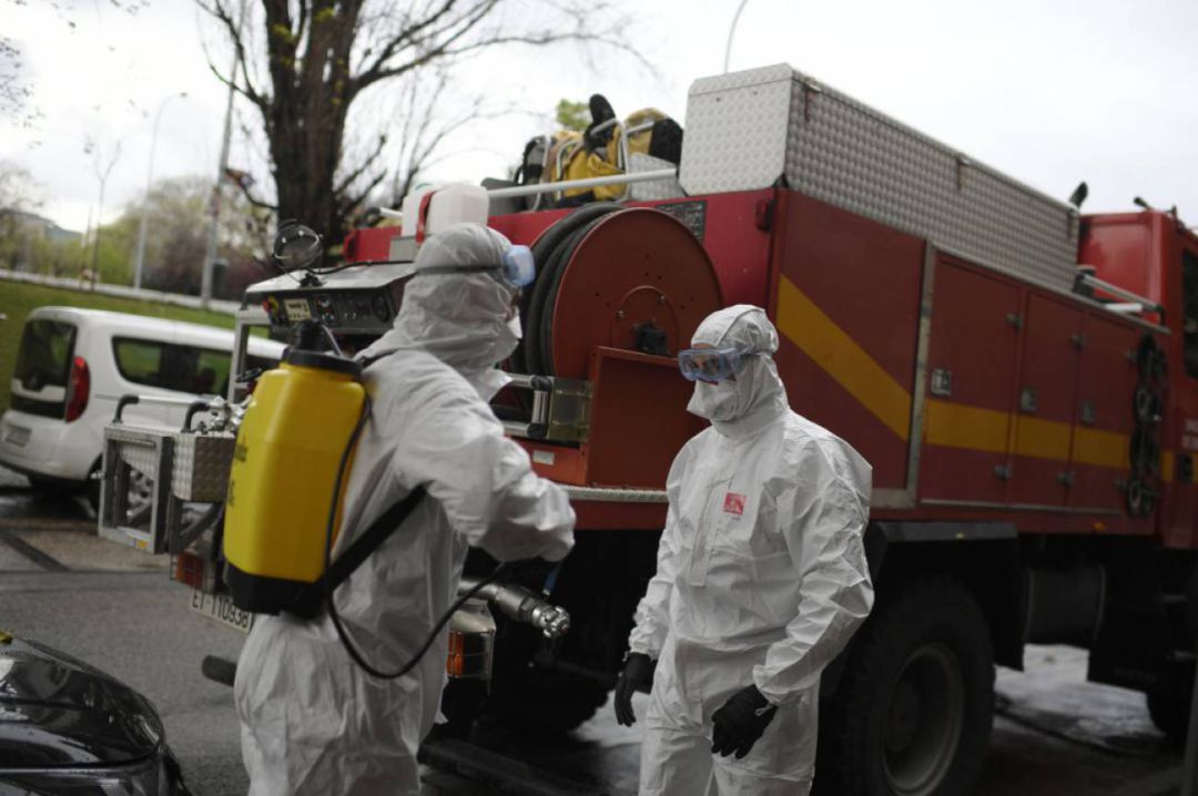 Militares de la UME preparan el material para entrar a desinfectar en una residencia de mayores de Madrid Militares de la UME preparan el material para entrar a desinfectar en una residencia de mayores de Madrid
