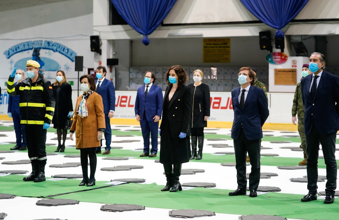 La ministra de Defensa, la presidenta de la Comunidad de Madrid y el alcalde de la capital asisten a la clausura de la morgue del Palacio de Hielo La ministra de Defensa, la presidenta de la Comunidad de Madrid y el alcalde de la capital asisten a la clausura de la morgue del Palacio de Hielo