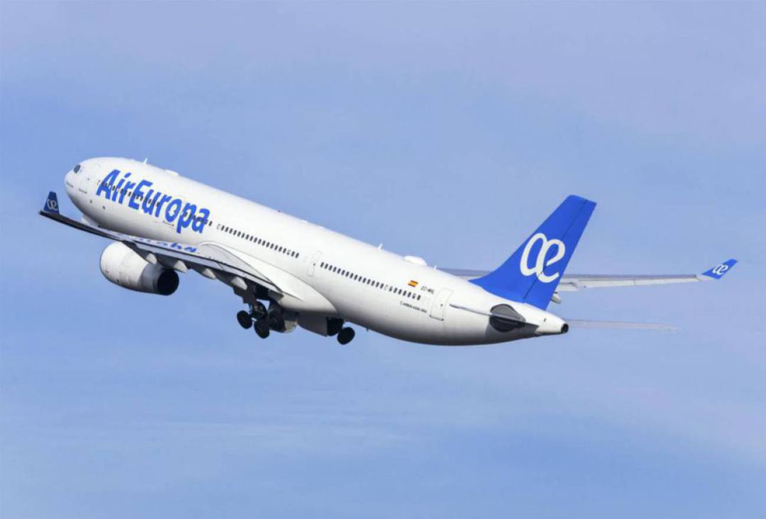 Avión de una de las aerolíneas que tendrán que devolver el importe de los billetes cancelados por la pandemia si lo pide el viajero Avión de una de las aerolíneas que tendrán que devolver el importe de los billetes cancelados por la pandemia si lo pide el viajero
