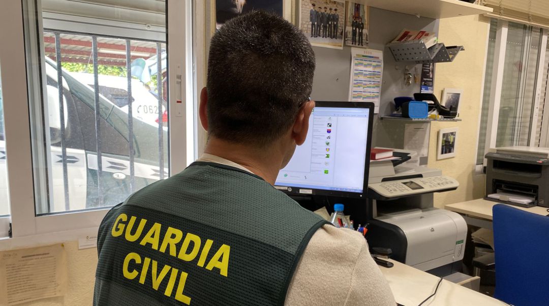 Agente de la Guardia Civil durante la investigación Agente de la Guardia Civil durante la investigación