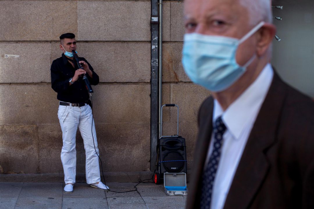Un ciudadano camina por el centro con mascarilla Un ciudadano camina por el centro con mascarilla