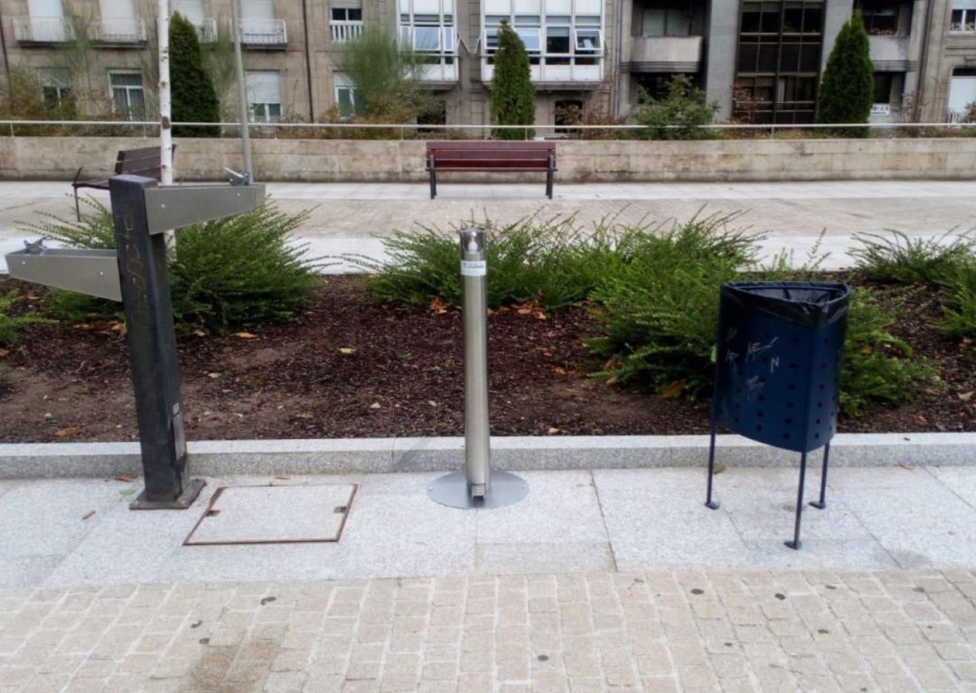 Un dos dispensadores de xel antivírico instalados polo Concello Un dos dispensadores de xel antivírico instalados polo Concello