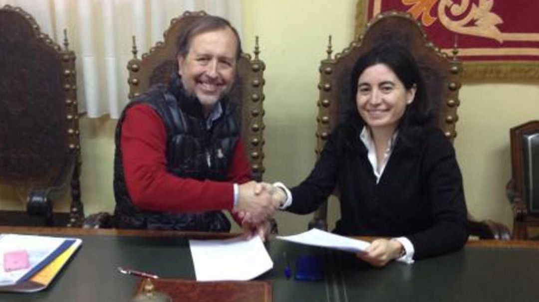 Angel González Pieras tras la firma de un acuerdo con la anterior alcaldesa de Riaza, Andrea Rico Angel González Pieras tras la firma de un acuerdo con la anterior alcaldesa de Riaza, Andrea Rico