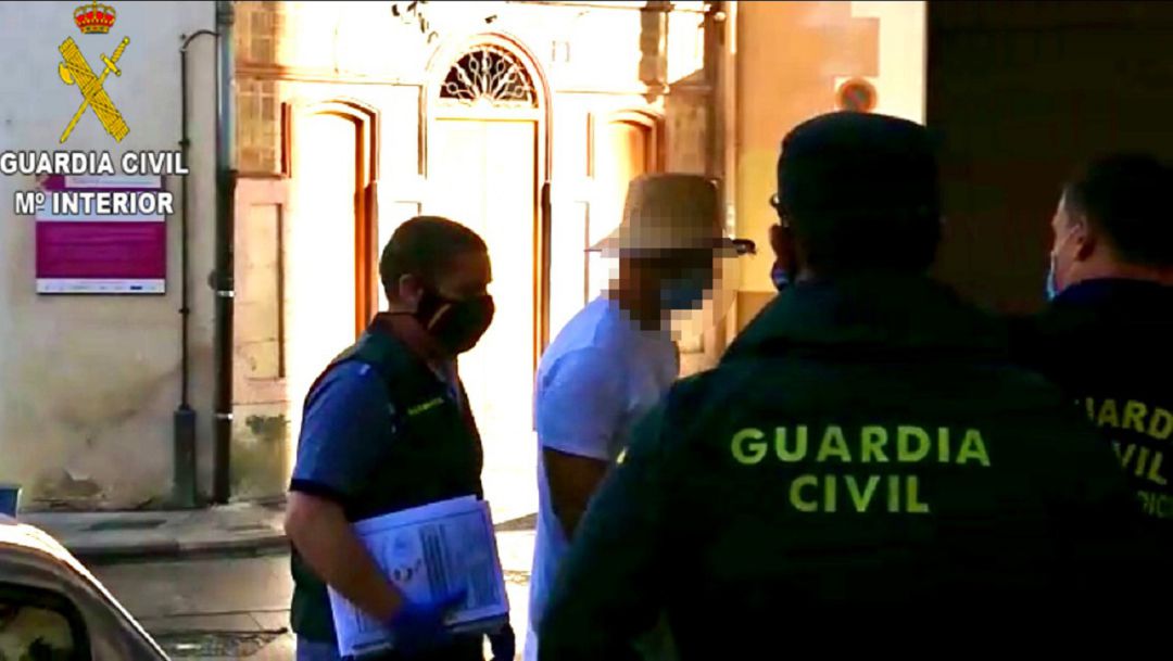 Momento de la detención de uno de los sospechosos de homicidio imprudente en un ritual Momento de la detención de uno de los sospechosos de homicidio imprudente en un ritual