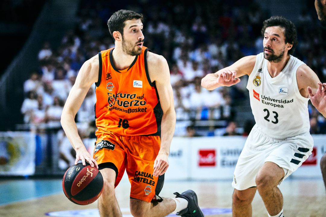 Guillem Vives, defendido por Sergio Llull. Guillem Vives, defendido por Sergio Llull.