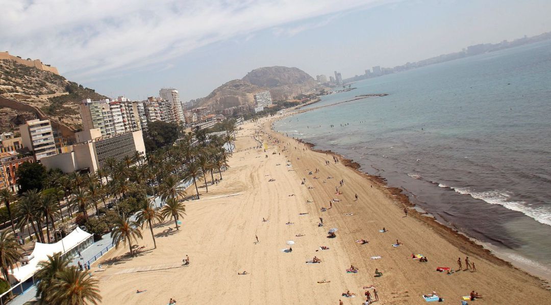 La playa del Postiguet de Alicante en una imagen reciente La playa del Postiguet de Alicante en una imagen reciente