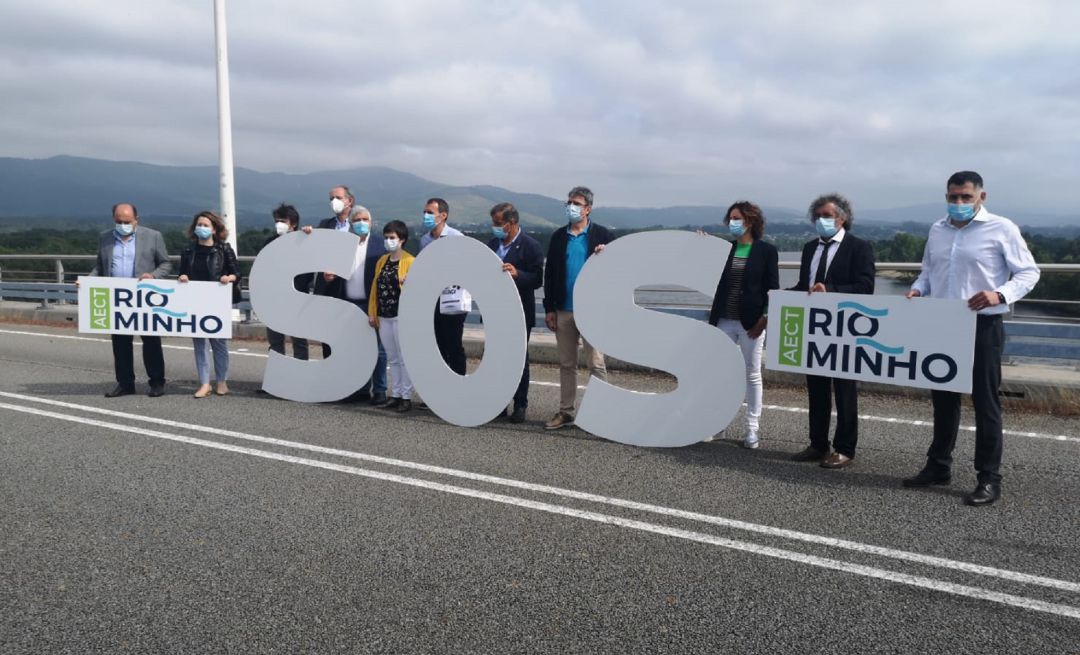 Alcaldes de Galicia y Portugal durante el acto de protesta conjunto en la Ponte da Amizade. Alcaldes de Galicia y Portugal durante el acto de protesta conjunto en la Ponte da Amizade.