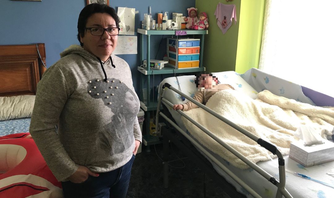 La pequeña Paula, junto con su madre, en la vivienda familiar La pequeña Paula, junto con su madre, en la vivienda familiar