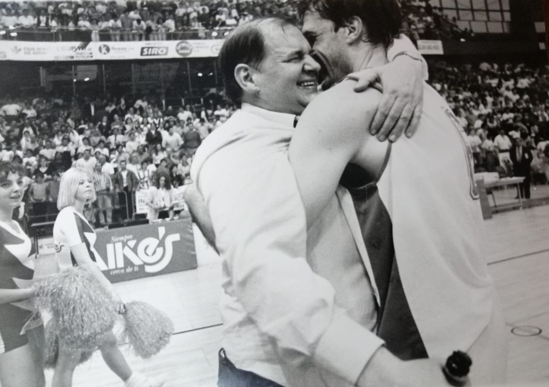 Tino Grana se funde en un abrazo tras el ascenso con 'Vallecas' Hernández. Tino Grana se funde en un abrazo tras el ascenso con 'Vallecas' Hernández.