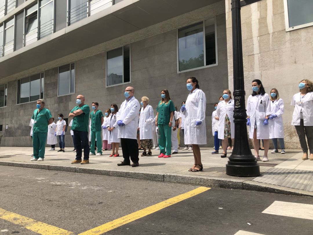 Facultativos concentrados en Puerta La Villa (Gijón) para agradecer el galardón. Facultativos concentrados en Puerta La Villa (Gijón) para agradecer el galardón.