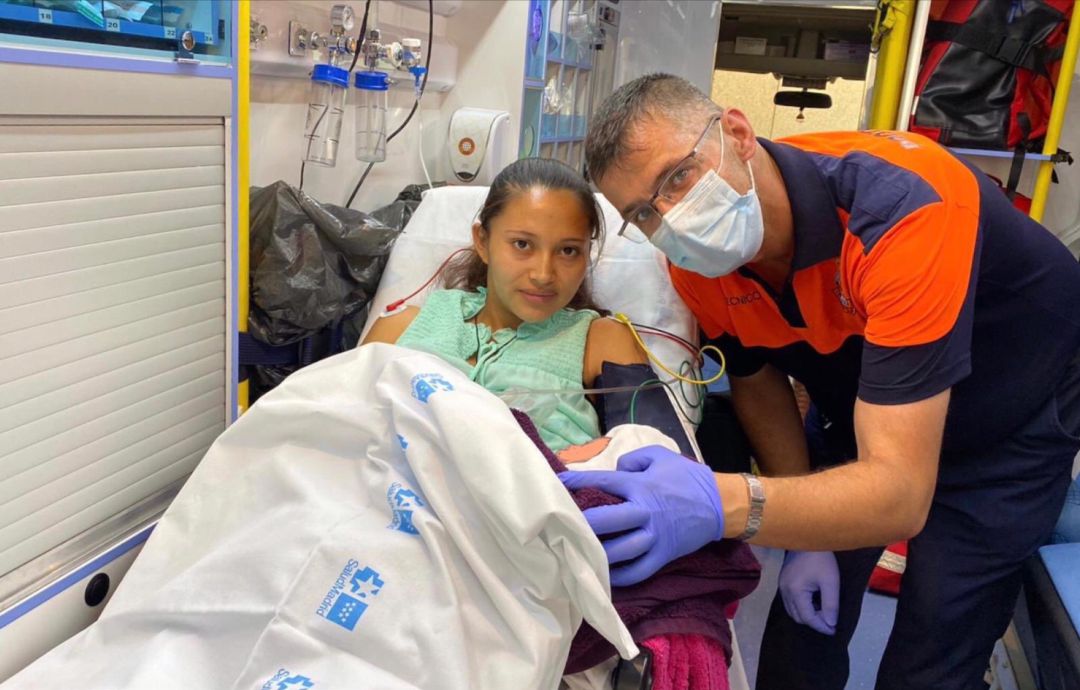 Mujer y su bebe junto a los servicios de emergencias tras el parto en Villanueva del Pardillo Mujer y su bebe junto a los servicios de emergencias tras el parto en Villanueva del Pardillo