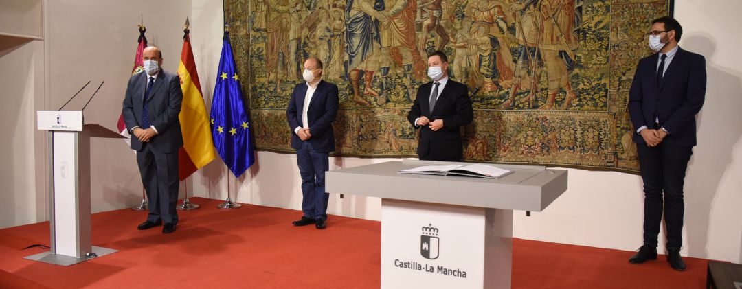 Firma del acuerdo por la reconstrucción de Castilla La Mancha Firma del acuerdo por la reconstrucción de Castilla La Mancha