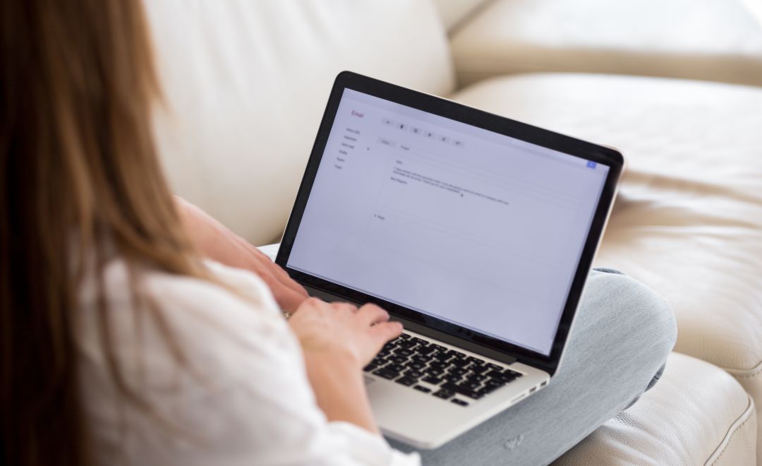 Una mujer utiliza su correo electrónico. Una mujer utiliza su correo electrónico.