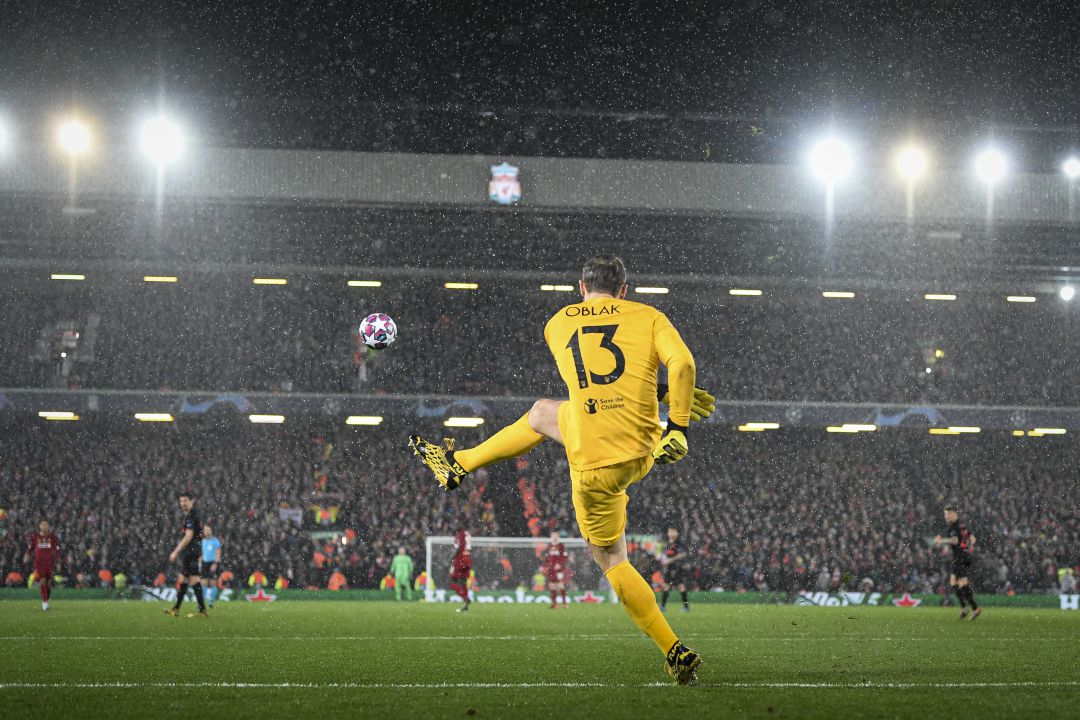 Oblak, durante el partido en Anfield. Oblak, durante el partido en Anfield.