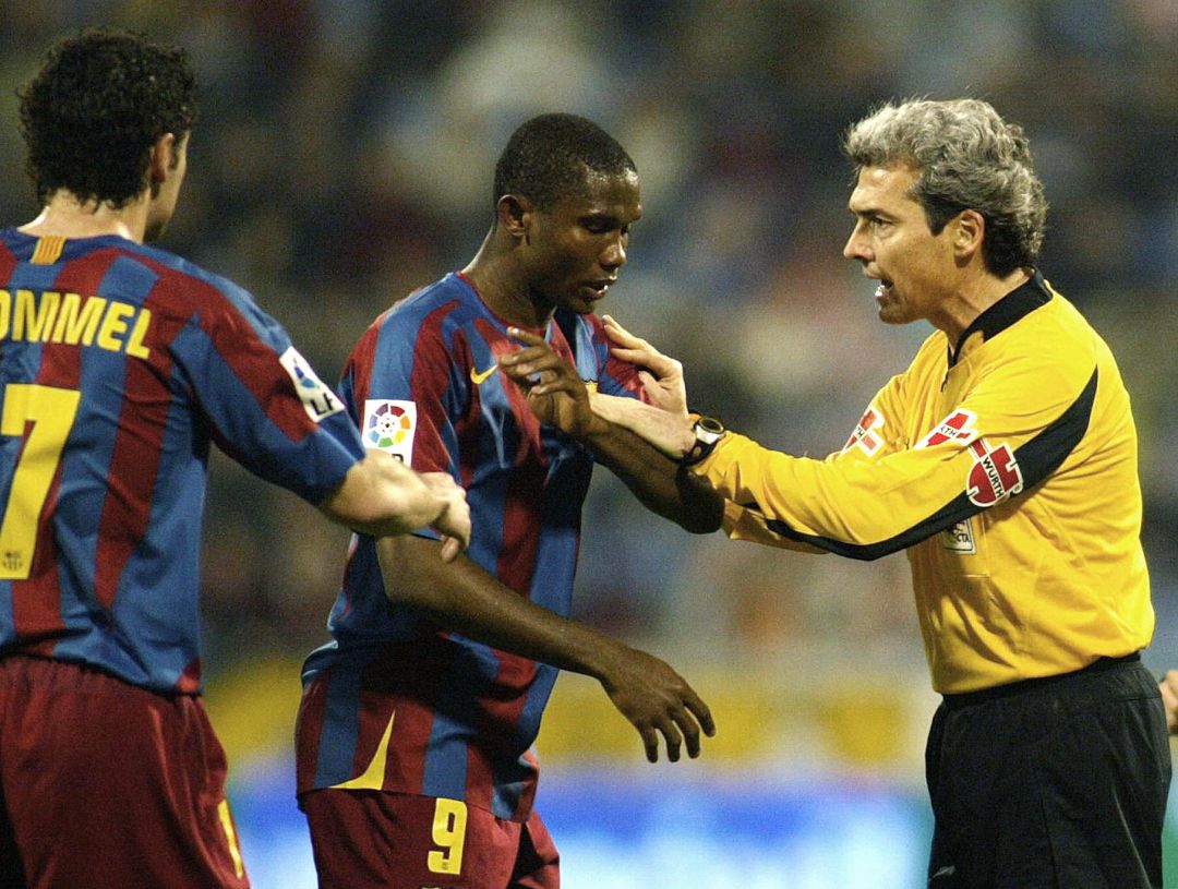 Eto'o es retenido por sus compañeros y el árbitro para que no abandone el campo. Eto'o es retenido por sus compañeros y el árbitro para que no abandone el campo.