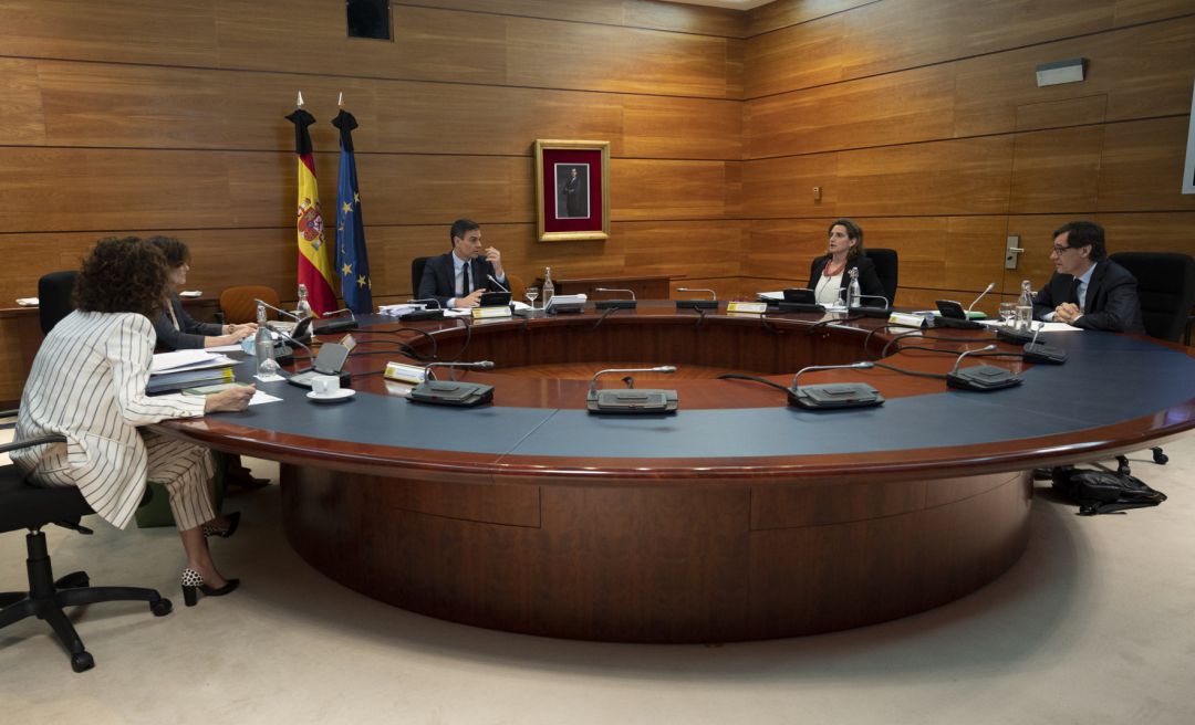 El presidente del Gobierno, Pedro Sánchez (3i), la vicepresidenta primera Carmen Calvo (2i), la portavoz del Gobierno, Maria Jesús Montero (1i), el ministro de Sanidad, Salvador Illa (1d) y la ministra para la Transición Ecológica, Teresa Ribera (2d), durante el Consejo de Ministros. El presidente del Gobierno, Pedro Sánchez (3i), la vicepresidenta primera Carmen Calvo (2i), la portavoz del Gobierno, Maria Jesús Montero (1i), el ministro de Sanidad, Salvador Illa (1d) y la ministra para la Transición Ecológica, Teresa Ribera (2d), durante el Consejo de Ministros.