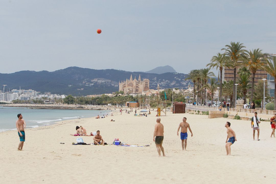 Bañistas en una playa de Palma durante el primer día de la fase 2 Bañistas en una playa de Palma durante el primer día de la fase 2