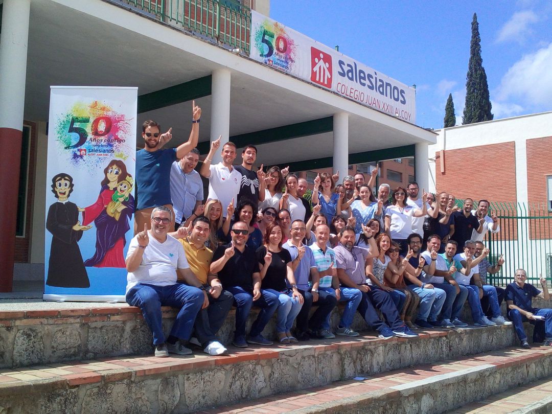 El profesorado del centro celebra el 50 aniversario en el patio del colegio El profesorado del centro celebra el 50 aniversario en el patio del colegio