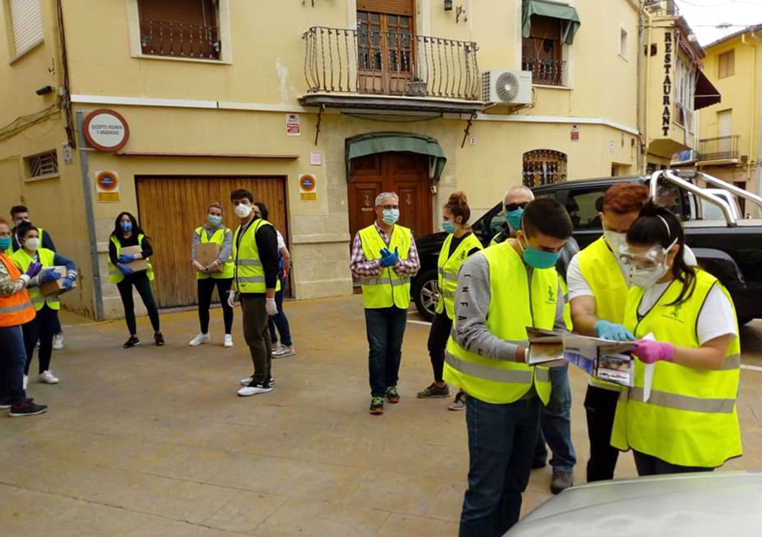 Un instante del reparto de mascarillas que tuvo lugar en Muro a cargo de voluntarios Un instante del reparto de mascarillas que tuvo lugar en Muro a cargo de voluntarios