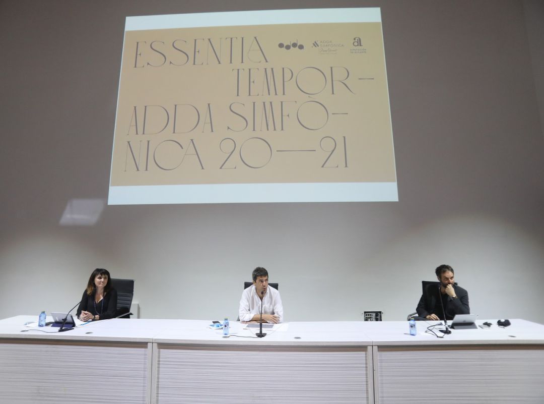 El director de ADDA.Simfònica (i) en la rueda de prensa para presentar la temporada Essentia del ADDA, acompañado por el presidente Mazón y la vicepresidenta Júlia Parra. El director de ADDA.Simfònica (i) en la rueda de prensa para presentar la temporada Essentia del ADDA, acompañado por el presidente Mazón y la vicepresidenta Júlia Parra.