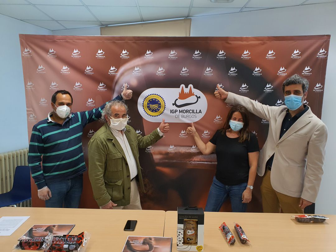 Entre los productores que han presentado la etiqueta que identificará los productos amaparados por la marca de calidad se encuentra Maribel Martín de Morcillas El Revillano Entre los productores que han presentado la etiqueta que identificará los productos amaparados por la marca de calidad se encuentra Maribel Martín de Morcillas El Revillano