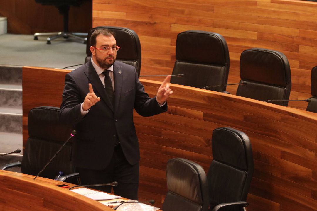 Adrián Barbón interviniendo en el turno de preguntas al presidente en el Pleno de la Junta General Adrián Barbón interviniendo en el turno de preguntas al presidente en el Pleno de la Junta General