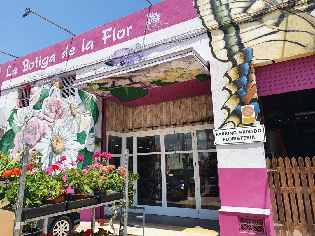 Establecimiento de La Botiga de la Flor en la avenida Hermanos Bou de Castelló Establecimiento de La Botiga de la Flor en la avenida Hermanos Bou de Castelló