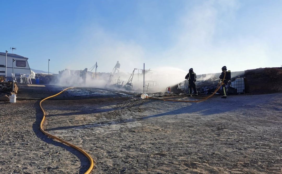 Incendio autocaravana en Abades Incendio autocaravana en Abades