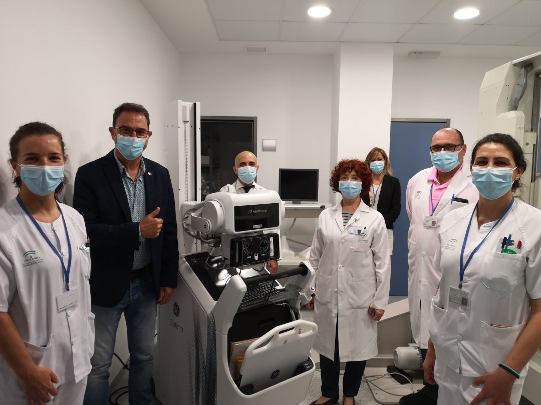 Personal sanitario junto al nuevo dsipositivo recibido en el Área Sanitaria Serranía Personal sanitario junto al nuevo dsipositivo recibido en el Área Sanitaria Serranía