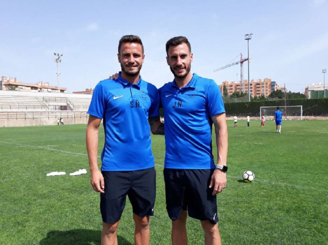 Saúl, a la izquierda, con su hermano Jony en la Ciudad Deportiva de Elche Saúl, a la izquierda, con su hermano Jony en la Ciudad Deportiva de Elche