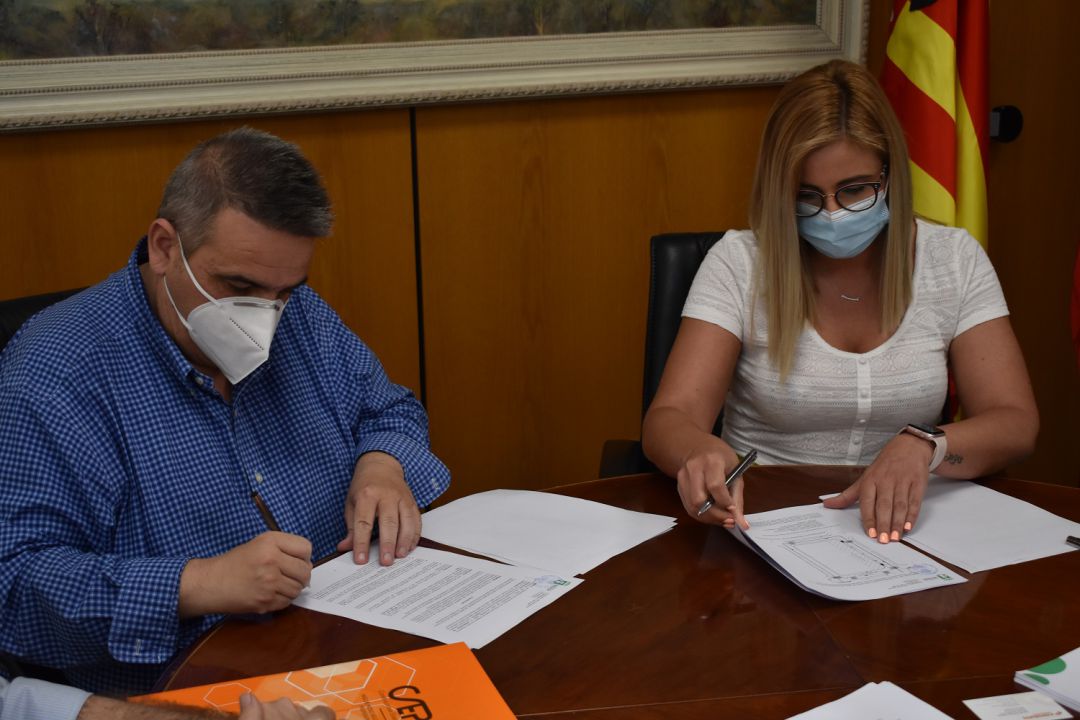 Firma del convenio entre el Ayuntamiento de Petrer y Consum Firma del convenio entre el Ayuntamiento de Petrer y Consum