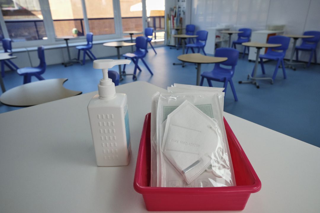 Mascarillas y gel desinfectante en la mesa del profesor de un aula del colegio Virgen de Europa en Boadilla del Monte Mascarillas y gel desinfectante en la mesa del profesor de un aula del colegio Virgen de Europa en Boadilla del Monte