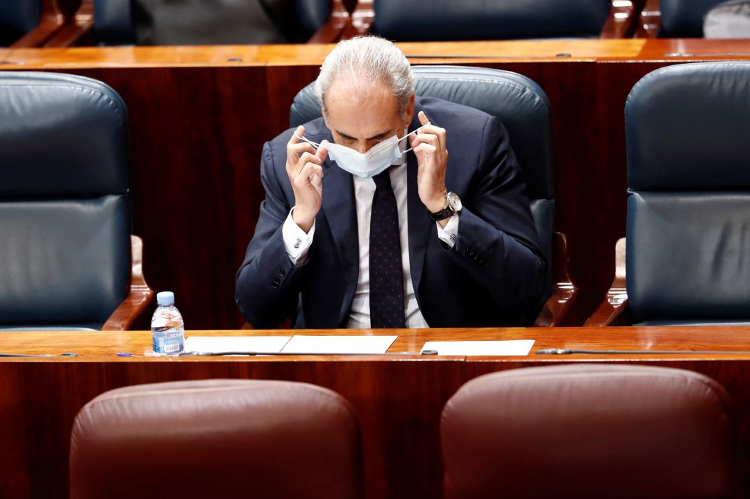 El consejero de Sanidad, Enrique Ruiz Escudero, al inicio de una nueva sesión de control. El consejero de Sanidad, Enrique Ruiz Escudero, al inicio de una nueva sesión de control.