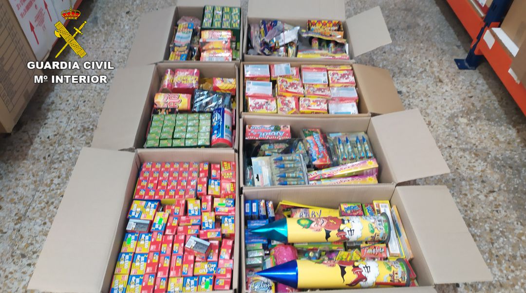 Parte del material pirotécnico intervenido por la Guardia Civil Parte del material pirotécnico intervenido por la Guardia Civil