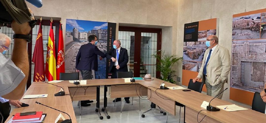 José Ballesta y Francisco Miralles se saludan con el codo en el nuevo estilo impuesto por la crisis sanitaria José Ballesta y Francisco Miralles se saludan con el codo en el nuevo estilo impuesto por la crisis sanitaria