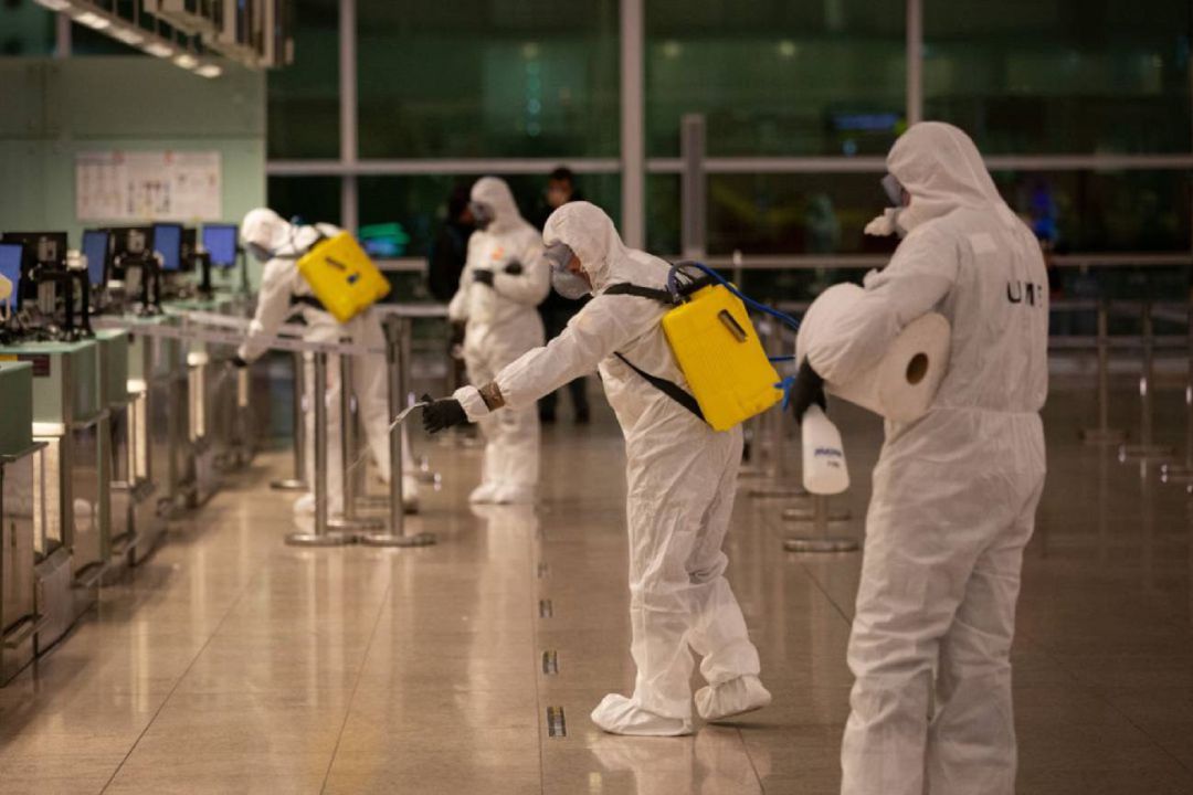 Cuatro agentes de la Unidad Militar de Emergencias (UME) del Ejército limpian el suelo de una aeropuerto Cuatro agentes de la Unidad Militar de Emergencias (UME) del Ejército limpian el suelo de una aeropuerto