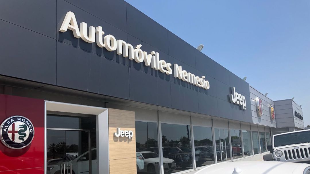 Fachada principal de Automóviles Nemesio Fachada principal de Automóviles Nemesio