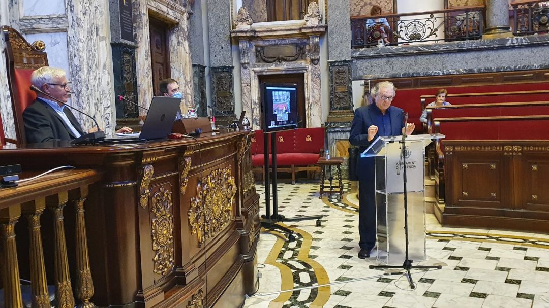 Joan Romero, catedrático de Geografía Humana en la Universitat de València, durante su intervención en la comisión para la reconstrucción de la ciudad que ha creado el Ayuntamiento. Joan Romero, catedrático de Geografía Humana en la Universitat de València, durante su intervención en la comisión para la reconstrucción de la ciudad que ha creado el Ayuntamiento.