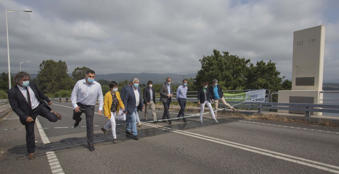 Los alcaldes gallegos de la ribera del Miño junto al diputado provincial Uxío Benítez saltan de forma simbólica la frontera entre Tomiño y Vila Nova de Cerveira. Los alcaldes gallegos de la ribera del Miño junto al diputado provincial Uxío Benítez saltan de forma simbólica la frontera entre Tomiño y Vila Nova de Cerveira.
