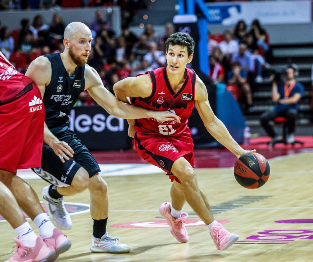 Rodrigo San Miguel conduce el balón en un partido ante Bilbao Basket Rodrigo San Miguel conduce el balón en un partido ante Bilbao Basket