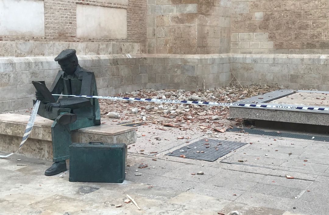 Imagen de los cascotes que se han precipitado a la Plaza Nueva de Valdepeñas (Ciudad Real) Imagen de los cascotes que se han precipitado a la Plaza Nueva de Valdepeñas (Ciudad Real)