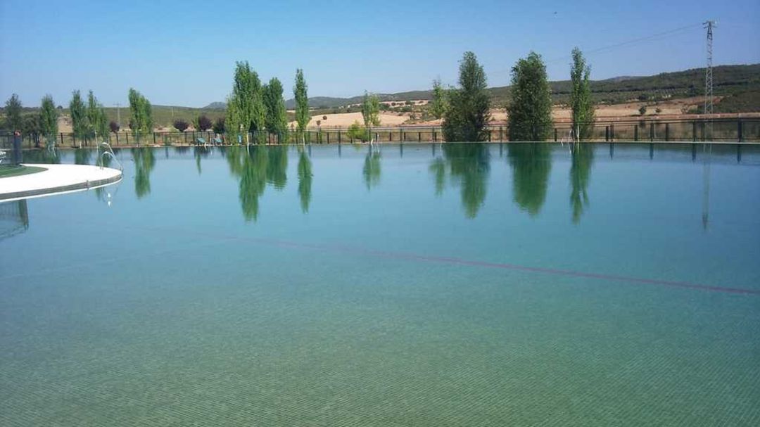 Las piscinas del recinto pueden albergar a decenas de personas manteniendo la distancia de seguridad Las piscinas del recinto pueden albergar a decenas de personas manteniendo la distancia de seguridad