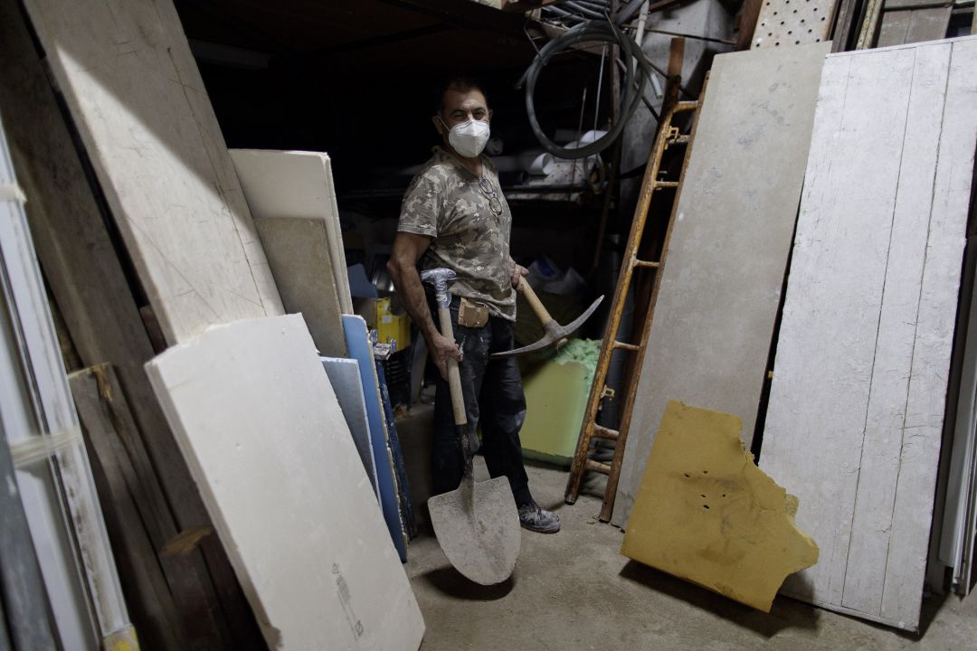Un trabajador realiza una reforma en un local Un trabajador realiza una reforma en un local