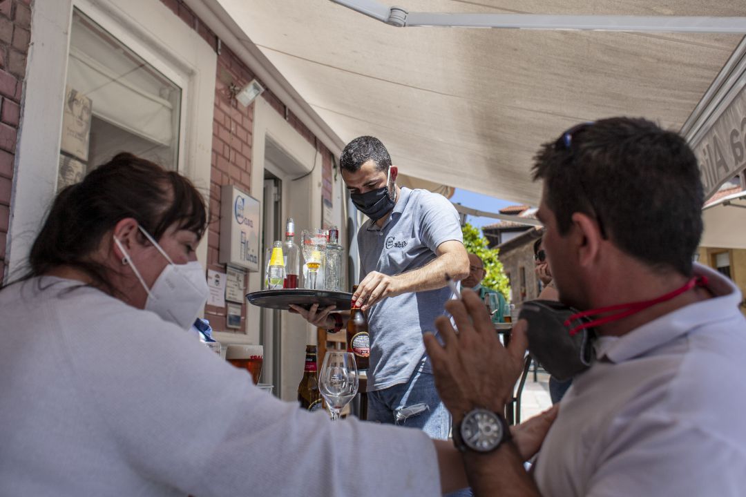 Toda España pasa a fase 3 este lunes, menos Castilla y León, la Comunidad Valenciana, Madrid, Barcelona y algunas zonas sanitarias de Cataluña, Toledo Albacete, Ciudad Real y Ceuta, que estarán en fase 2
Toda España pasa a fase 3 este lunes, menos Castilla y León, la Comunidad Valenciana, Madrid, Barcelona y algunas zonas sanitarias de Cataluña, Toledo Albacete, Ciudad Real y Ceuta, que estarán en fase 2