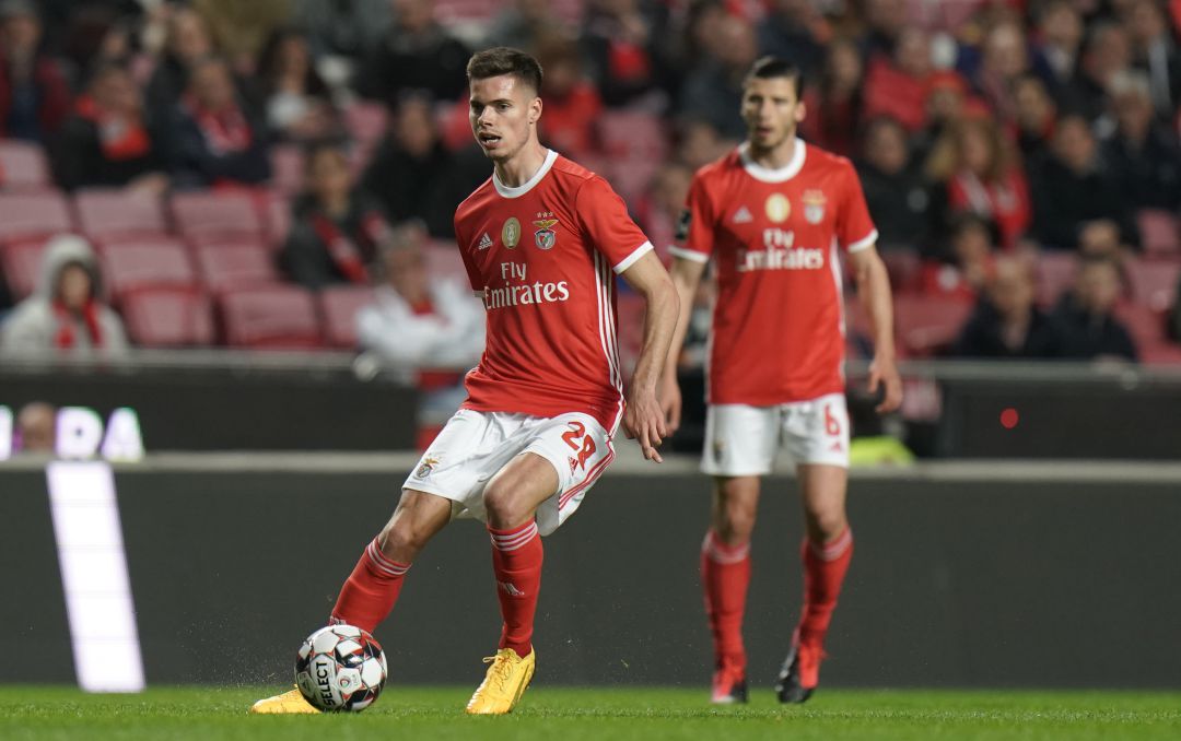 El alemán Weigl y el serbio Zivkovic fueron trasladados "por precaución" al Hospital da Luz tras sufrir cortes superficiales debido a la rotura de cristales. El alemán Weigl y el serbio Zivkovic fueron trasladados "por precaución" al Hospital da Luz tras sufrir cortes superficiales debido a la rotura de cristales.
