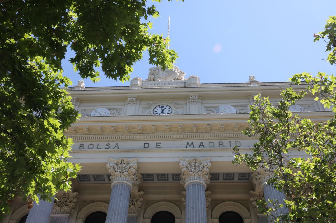 Fachada del edificio de la Bolsa de Madrid. Fachada del edificio de la Bolsa de Madrid.