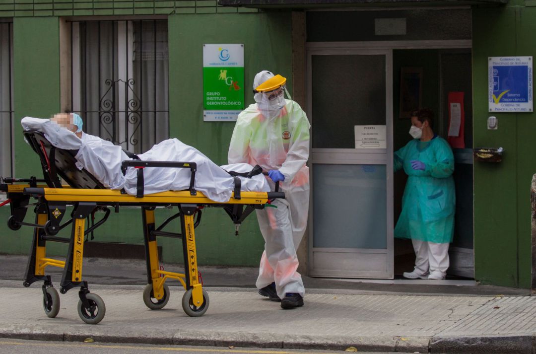 Un paciente es trasladado por un sanitario. Un paciente es trasladado por un sanitario.