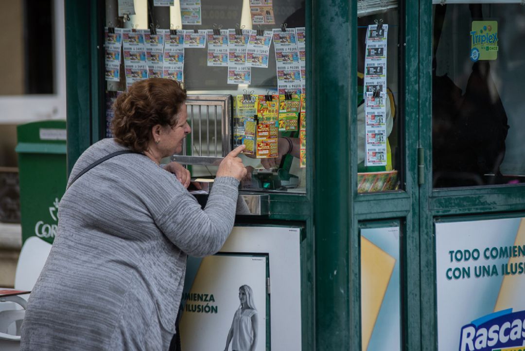 Una mujer compra un cupón. Una mujer compra un cupón.