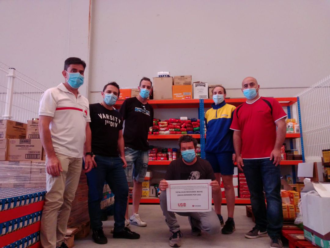 Miembros de la sección sindical USO Michelin Aranda junto a los productos alimentarios recogidos Miembros de la sección sindical USO Michelin Aranda junto a los productos alimentarios recogidos