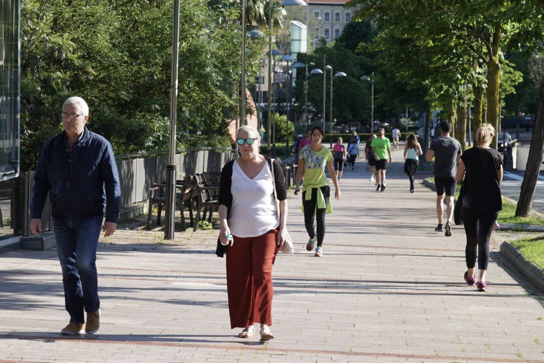 Varias personas pasean en el primer día de desconfinamiento en el Paseo del Arenal en Bilbao Varias personas pasean en el primer día de desconfinamiento en el Paseo del Arenal en Bilbao
